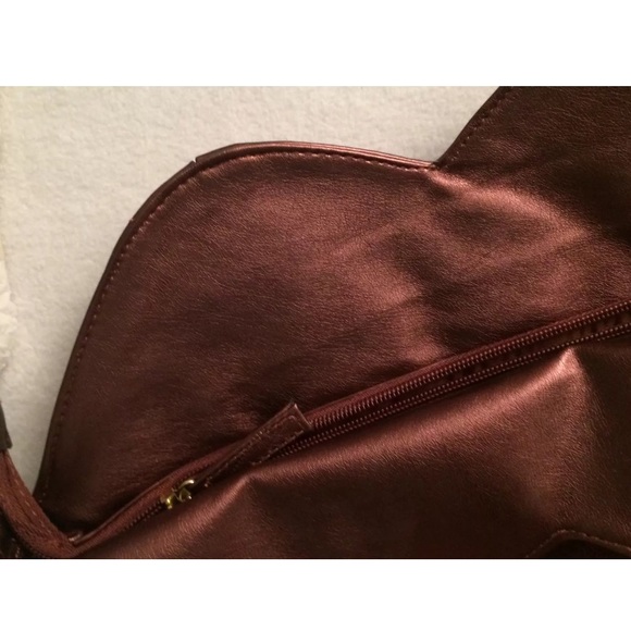 Selena Gomez Bronzed Burgundy Lips-shaped Purse - Picture 3 of 6